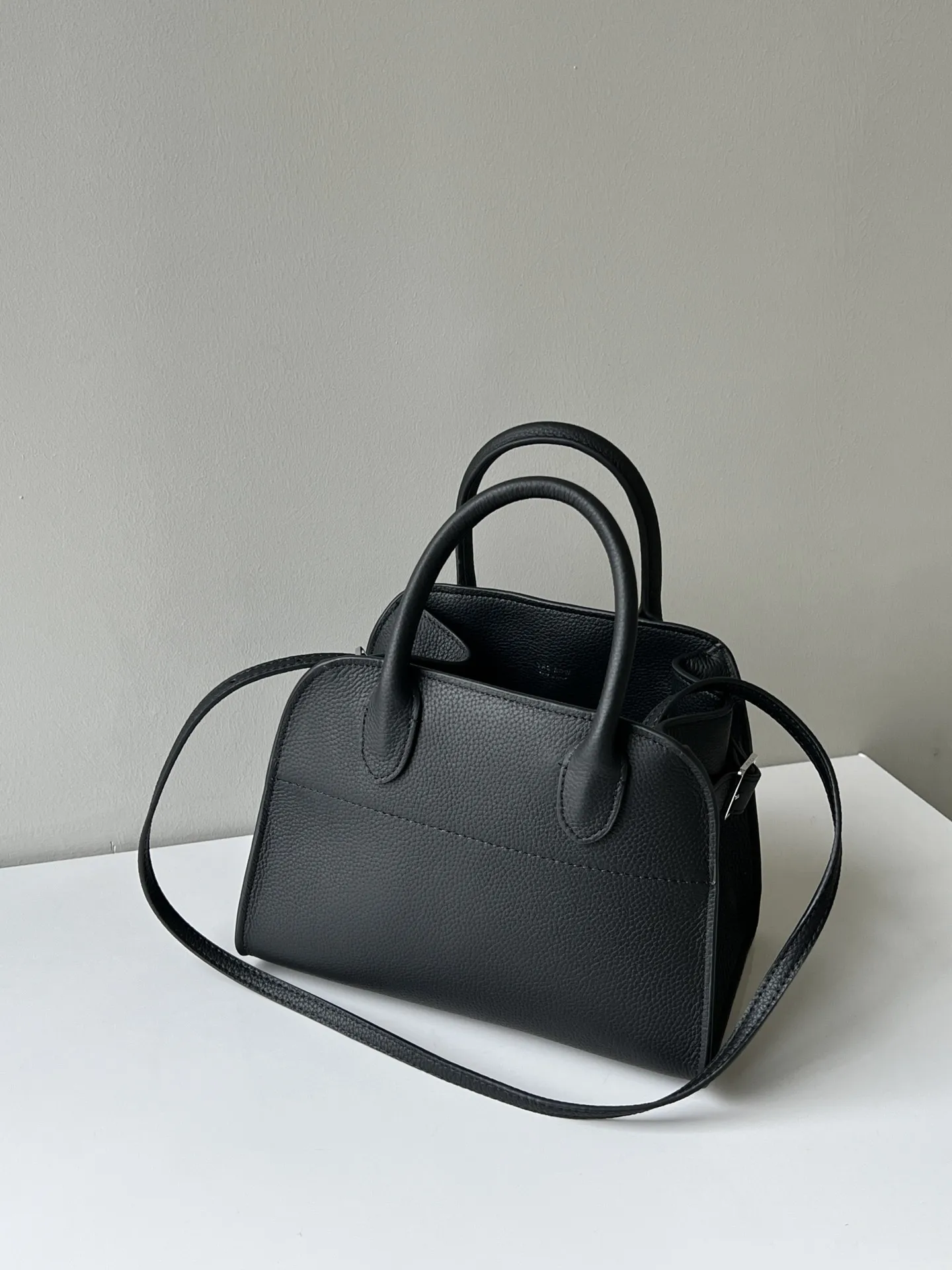 2024 siyah çanta sıra Margaux10 üst inek derisi Tote çanta kadın büyük kapasiteli çanta banliyö omuz Crossbody çanta
