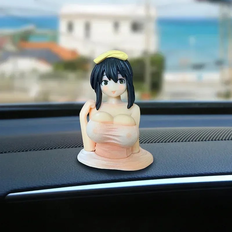 Sevimli Kanako göğüs sallayarak kız araba süsler karikatür Kawaii Anime heykeli araba Dashboard seksi bebek heykelcik araba süslemeleri