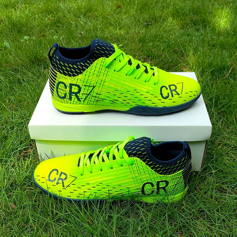 Yeni erkekler çim kapalı mekan futbol ayakkabıları futbol kramponları rahat eğitim Ultralight kaymaz Futsal Cleats uzun sivri yüksek ayak bileği