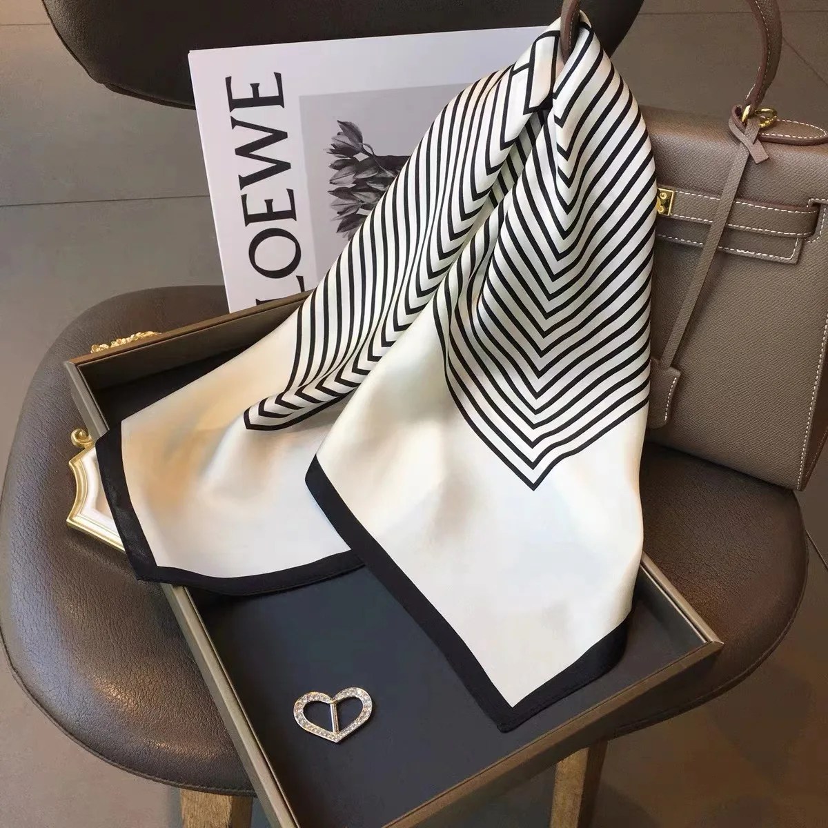 Kadın ipek siyah ve beyaz çizgili kare eşarp lüks marka kadın plaj Stoles Echarpe saten kafa şal sarar Bandana