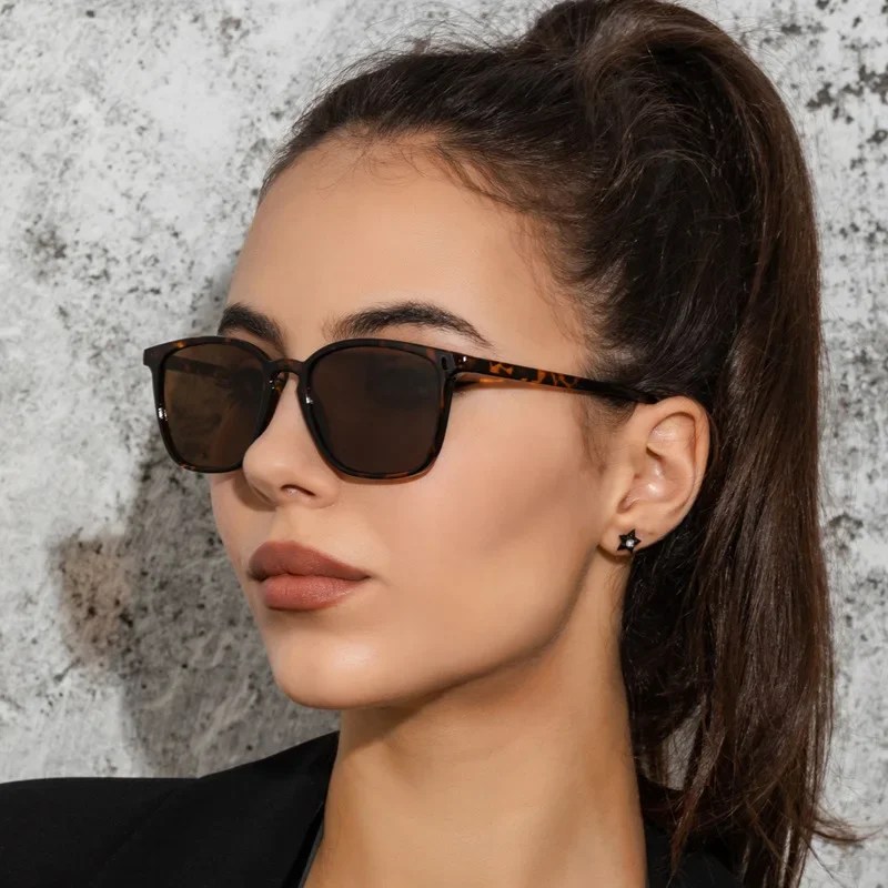 Yeni moda güneş gözlükleri kadınlar marka tasarımcısı Retro dikdörtgen güneş gözlüğü kadın Ins popüler renkli Vintage kare gözlük
